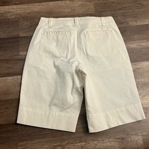 Forth & Towne size 4 white stretch Bermuda style shorts - Picture 2 of 3